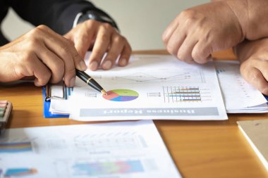 Çizelgeler ve grafikler res gösterilen tartışırken iş adamları