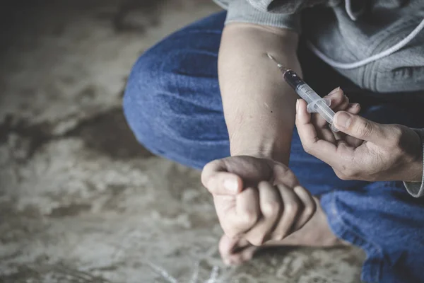 Viciado mãos fazendo seringa injeção de heroína, Conceito de droga — Fotografia de Stock