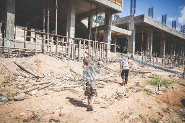 İnşaat alanlarında çalışan çocuklar, fakir çocuklar, yoksulluk.,