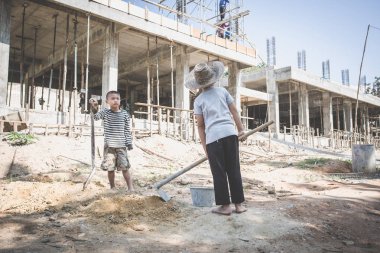 Şantiyede çok çalışan çocuklar, çocuk işçiliği , W