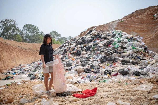 Arme Kinder sammeln Müll zum Verkauf wegen Armut, Müll — Stockfoto