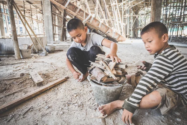 Trabalho de meninos no canteiro de obras, Contra o trabalho infantil , — Fotografia de Stock