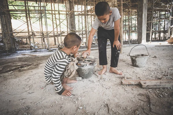 Zavallı çocuk inşaat siteleri içinde yoksulluk nedeniyle, Chi çalışır. — Stok fotoğraf