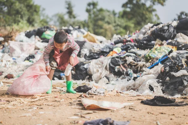 Los niños pobres recogen basura para la venta debido a la pobreza, basura — Foto de Stock