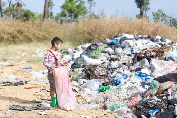 貧しい子供たちは貧困、ジャンクのために販売のためのゴミを収集します — ストック写真