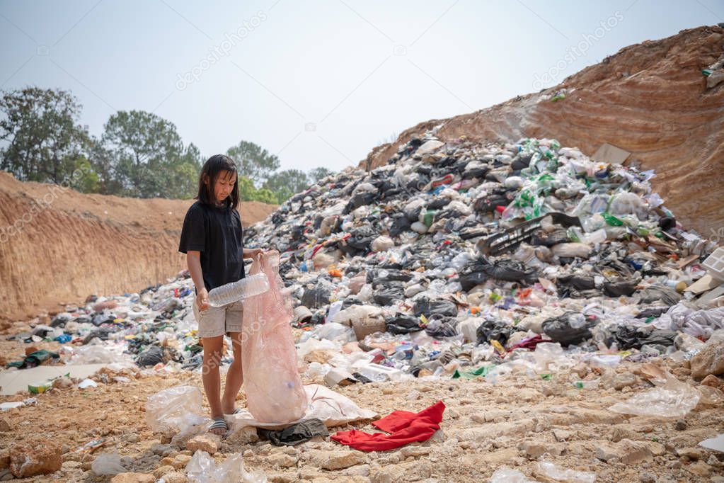 Poor children collect garbage for sale because of poverty, Junk 