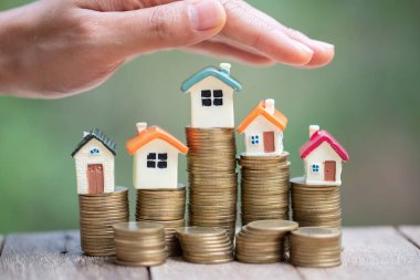 El koruma, büyüme olarak para yığını üstünde ev modeli 