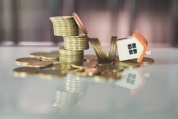 Modelo de casa y moneda de dinero, Concepto de gestión de la propiedad. Inv. — Foto de Stock