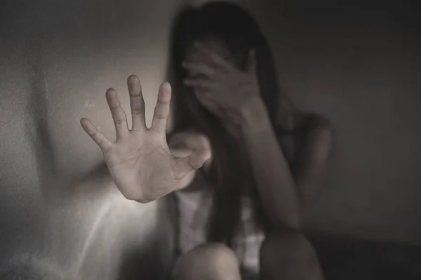 Mulheres levantam a palma da mão, parar abuso sexual, anti-tráfico e sto — Fotografia de Stock