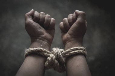 Kurban çocuk elleri ile duygusal stres iple bağladı ve 