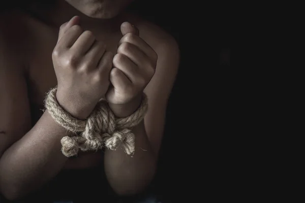 Руки связаны верёвкой пропавшего похищенного, подвергшегося насилию, насилию — стоковое фото