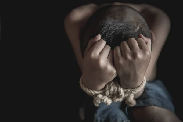 Offret pojke med händer som bunden med rep i emotionell stress och — Stockfoto