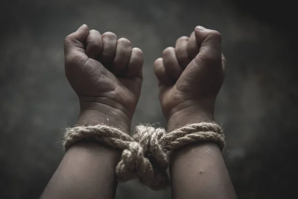 Víctima niño con las manos atadas con cuerda en el estrés emocional y — Foto de Stock
