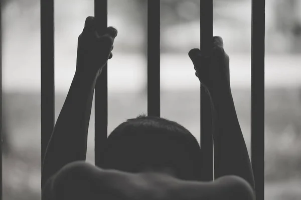 Çocuk demir kafesi üzüntü ve umutsuzlukla ele geçirdi. C