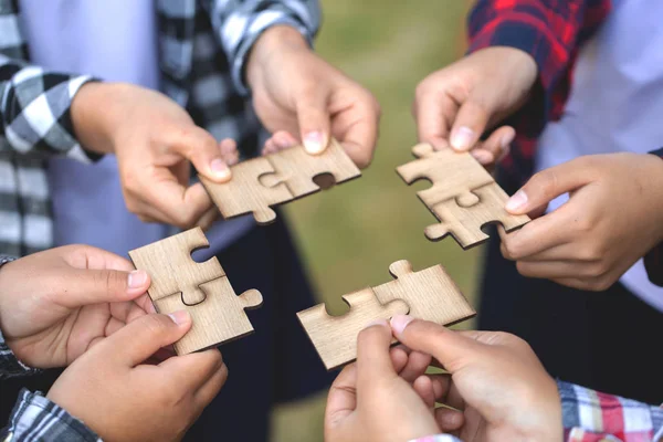 People helping in assembling puzzle, cooperation in decision mak — Stock Photo, Image