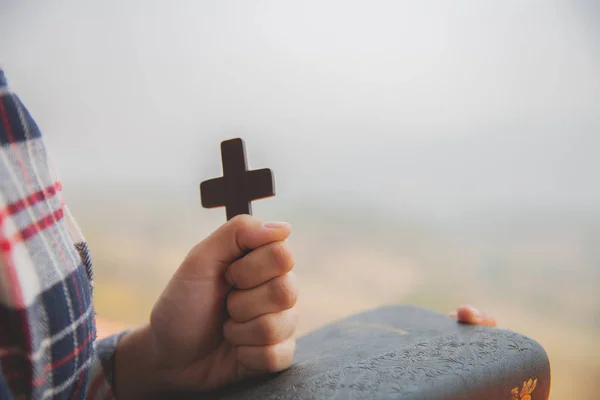 Women pray to God with the Bible and the cross of the morning. W — Stock Photo, Image