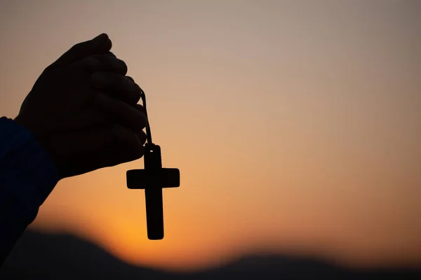 Mujer orando mientras sostiene la cruz, Reza por la mañana, Wom — Foto de Stock