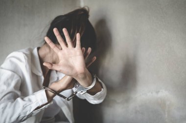 Terk edilmiş bina görüntü bulanıklığı açısında kadın esaret , stop v