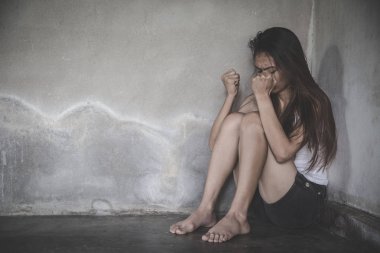 Yerde oturan depresif kadın, depresyon üzüntü kadın,