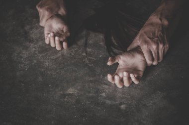 Tecavüz ve cinsel istismar concep bir kadın elini tutarak erkek eli