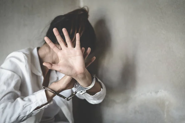 Mujer bondage en ángulo de abandonado edificio imagen borrosa, parada v —  Fotos de Stock