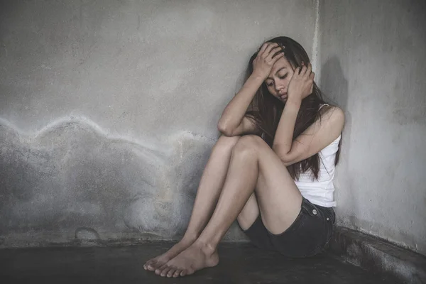 Donna depressa seduta a terra, femmina in depressione tristezza , — Foto Stock