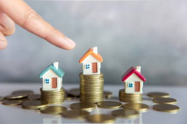 Mini evi ayakta sikke yığını. Satınalma kavramı 