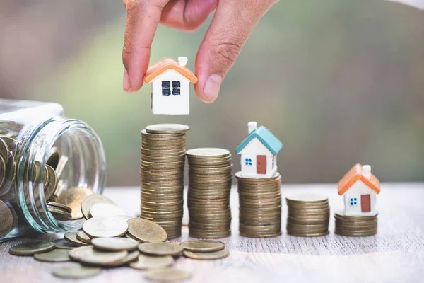 Investisseur montrer la main tenant une maison modèle, Économiser de l'argent pour acheter un — Photo