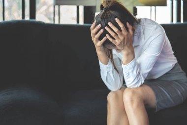 Kanepede Baş Ağrısı Olan Stresli Kadın. Üzgün Woman.Başarısızlık w