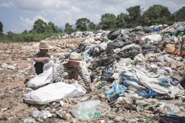 İki yoksul çocuk toplamak ve satış için atık sıralamak için yardım, c