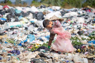 Çocuklar yoksulluk yüzünden satmaya devam etmek için çöp, Wor