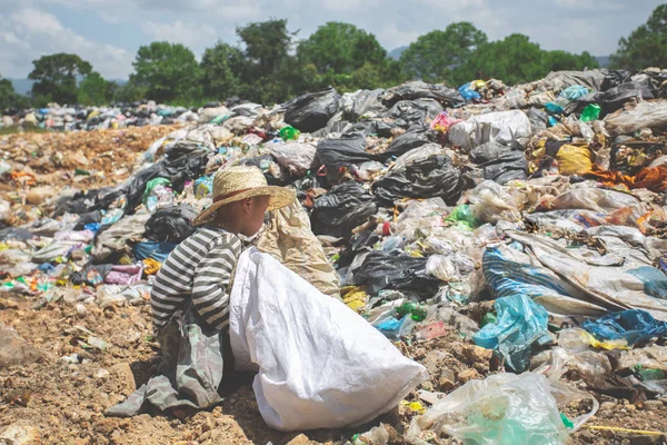 Los niños encuentran chatarra para la venta y los reciclan en vertederos, la l — Foto de Stock
