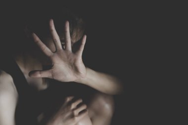 kadın caydırmak için elini kaldırdı, kampanya tekrar şiddeti durdurmak