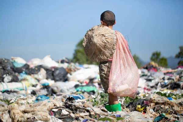 Köyhät lapset keräävät roskia myyntiin köyhyyden vuoksi, Roskat — kuvapankkivalokuva
