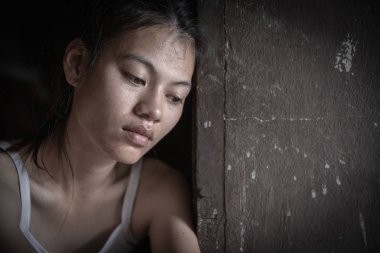 Yatak odasında, umutsuzluk köşesinde oturan genç kadın korkuttu