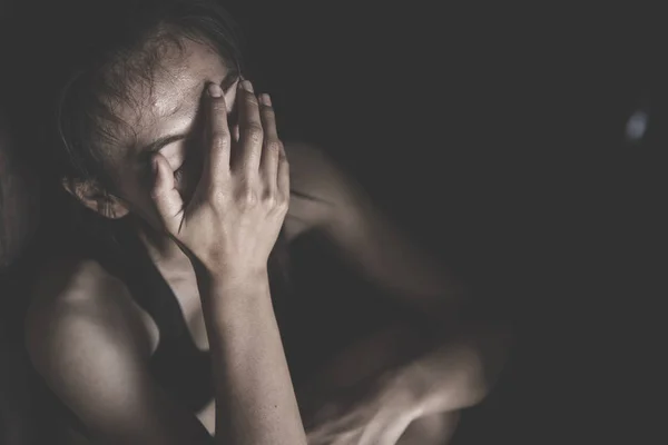 Donne sedute sul pavimento che piangono di depressione, Depresso wo — Foto Stock