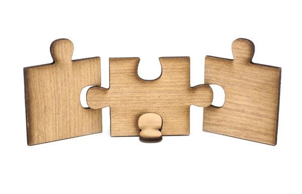 Tre pezzi di puzzle in legno sono collegati tra loro isolati o — Foto Stock