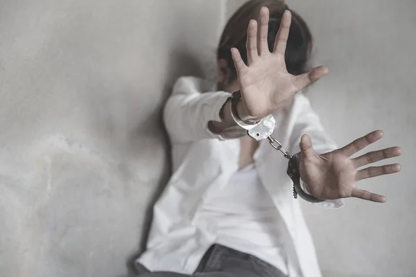 Donna mani in manette, traffico di esseri umani Concetto, stop violen — Foto Stock