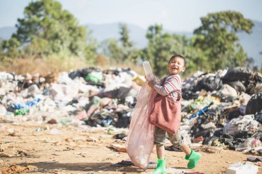 Kötü çocuklar mutlu gülümsüyor çöp toplama yürümek f