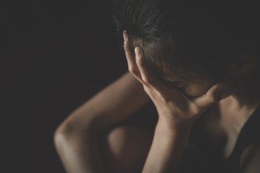 yumuşak odak. genç kadın üzgün ve korku stresli depresif emotio