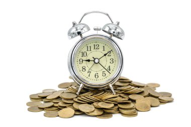 Beyaz arka plan üzerinde izole edilmiş çalar saat ve madeni paralar,