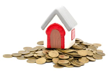 Beyaz arka plan üzerinde izole sikke kazık üzerinde kırmızı ev modeli