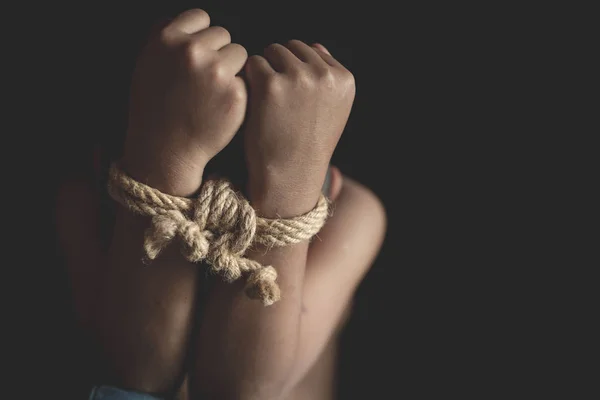 Le garçon était attaché au coin de la maison abandonnée, Stop viol — Photo
