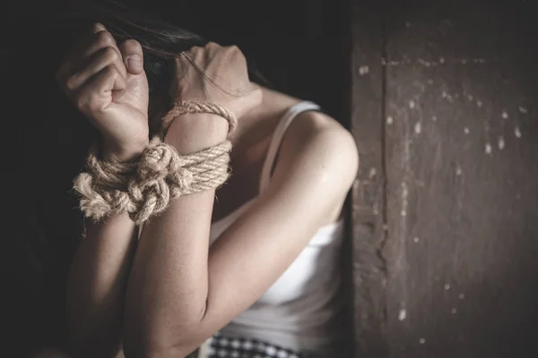 The slave woman is tied with a rope, stop acts of violence again — Stock Photo, Image