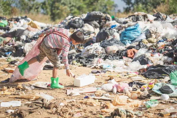 Los niños pobres recogen basura para la venta debido a la pobreza, basura — Foto de Stock