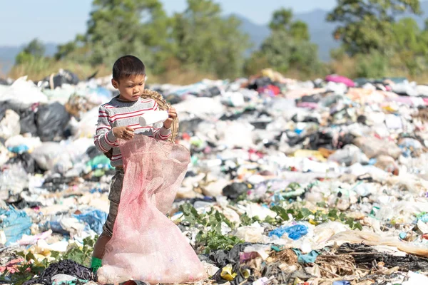 Los niños encuentran chatarra para la venta y los reciclan en vertederos, la l — Foto de Stock