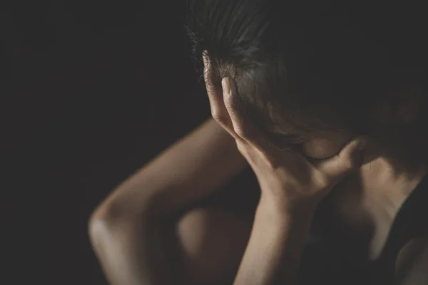 Zachte focus. jonge vrouw verdrietig en angst stressvol depressief emotio — Stockfoto