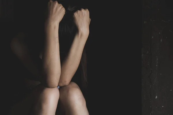 소프트 포커스를 맞춥니다. 젊은 여자 슬프고 두려움 스트레스 우울한 이모티콘 — 스톡 사진
