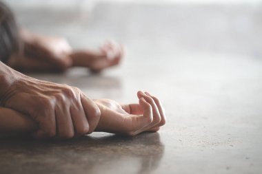 Dünya Kadınlar Günü, erkek elleri için bir kadın elleri tutarak r