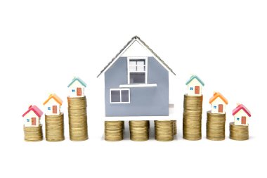  Beyaz arka plan üzerinde izole sikke yığını üzerinde House, Real est